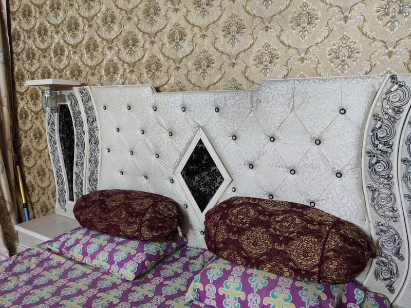 Bed, dressing and side table 3