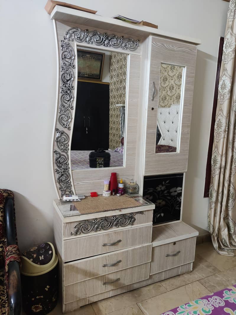Bed, dressing and side table 4