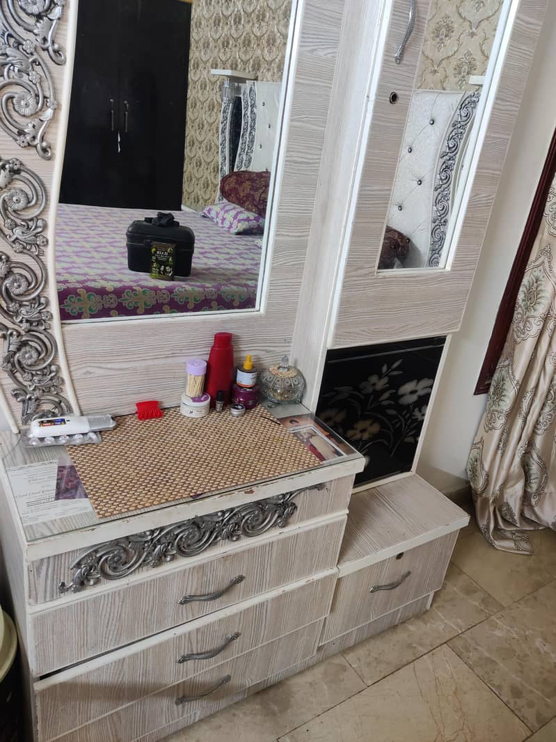 Bed, dressing and side table 5