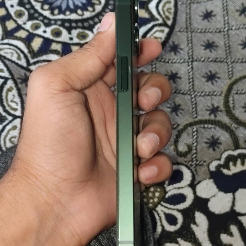 Apple iPhone 13 2