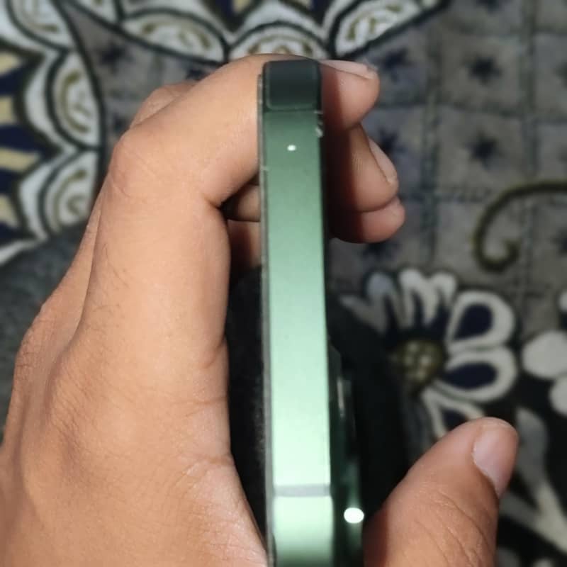 Apple iPhone 13 4