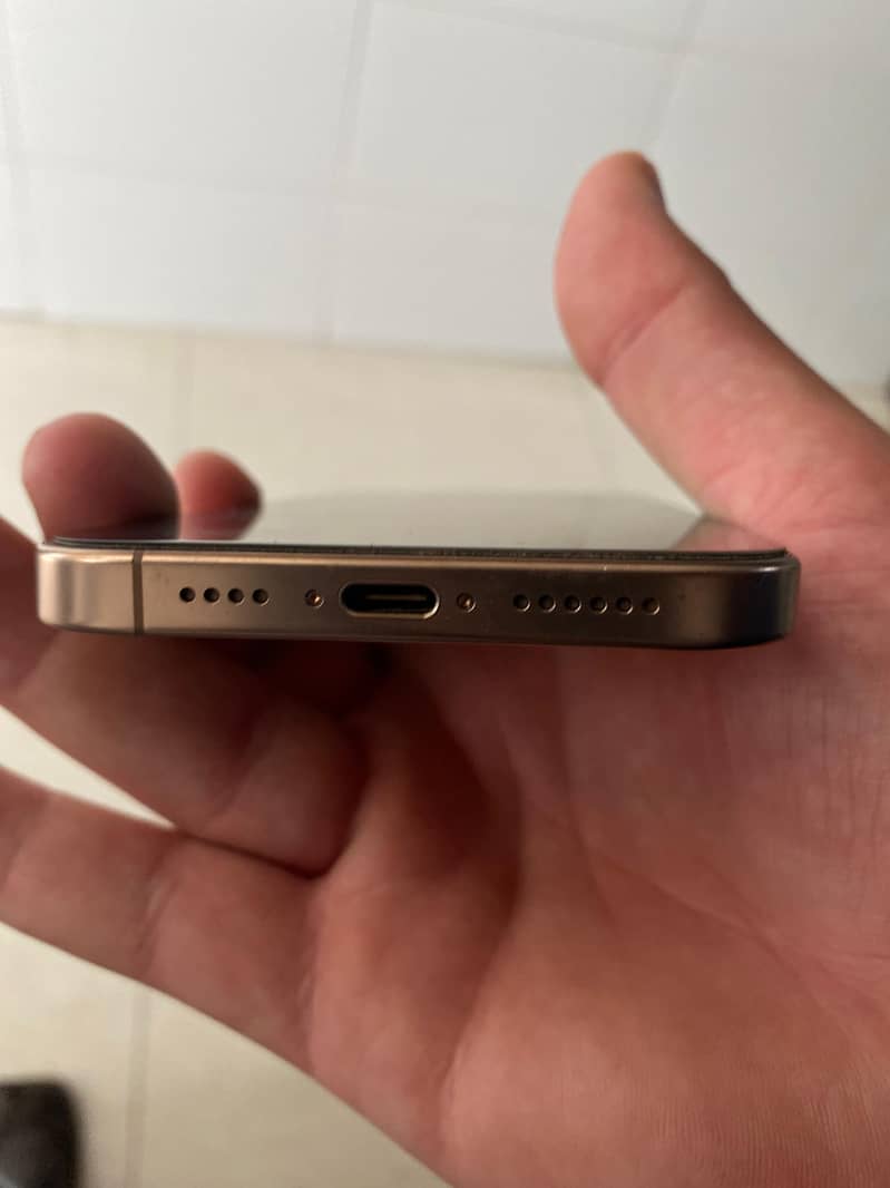 Apple iPhone 16 Pro Max 2