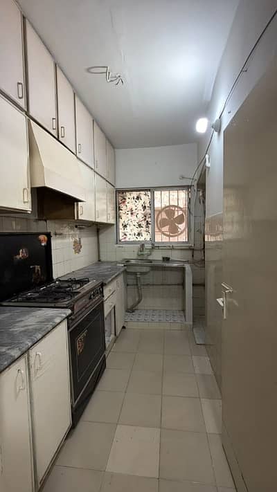 Flat rent 3 bed d d 2 bath 1 attached 1 common 2nd Boundrywall Gulshan 5 60k *Code(16911)*