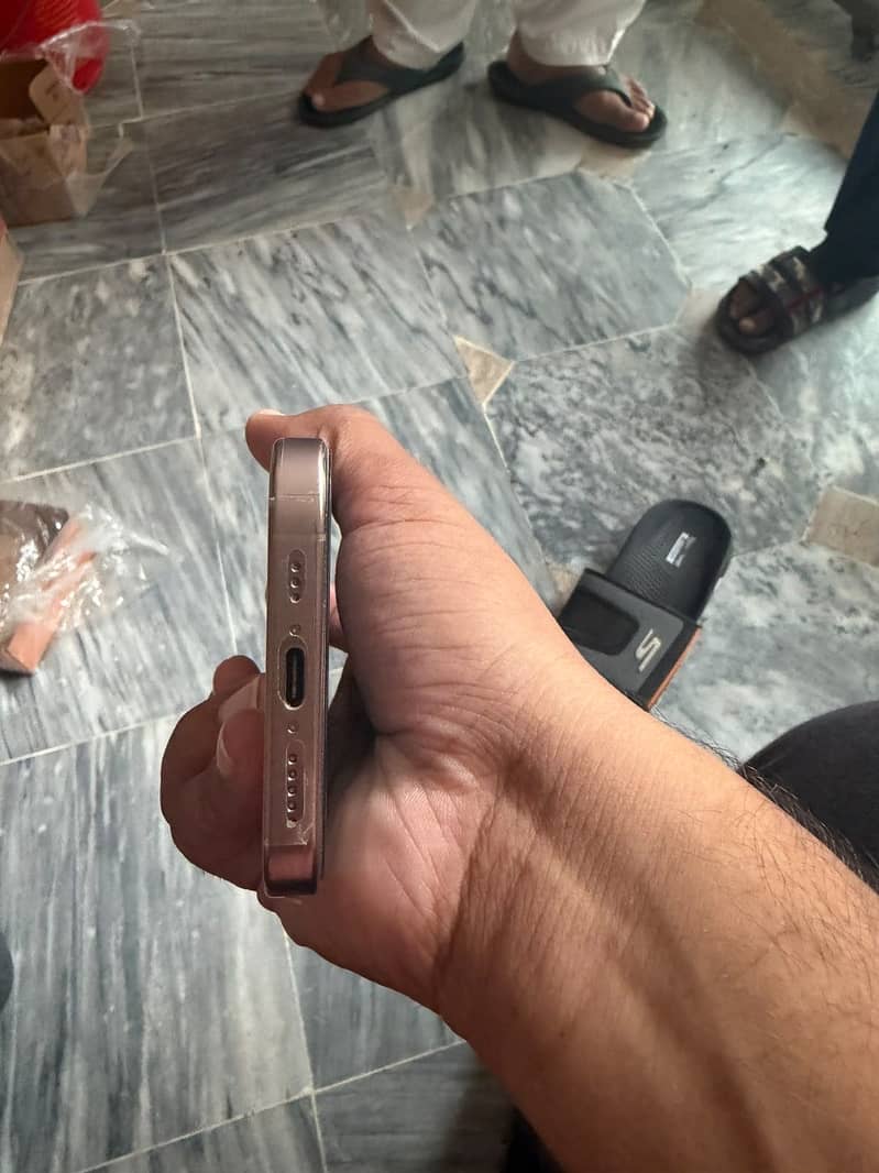 Apple iPhone 16 Pro 8