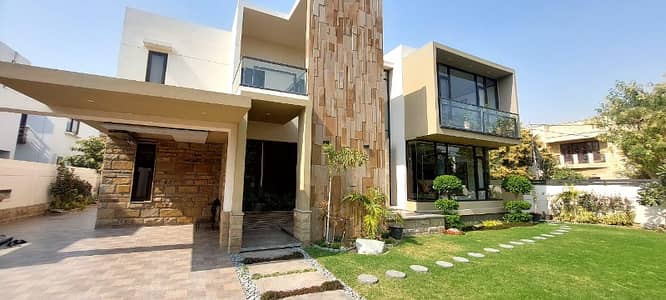 BRAND NEW 1000 YARDS EXTRA ORDINARY BUNGALOW FOR RENT