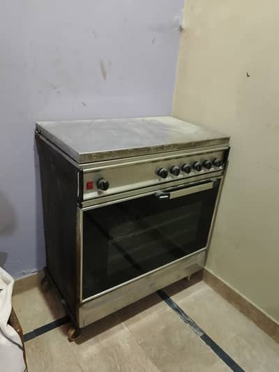 Selling a Sky Flame 5-burner gas cooking range, Model AG VIII.