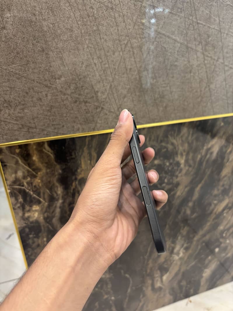 Apple iPhone 16 1