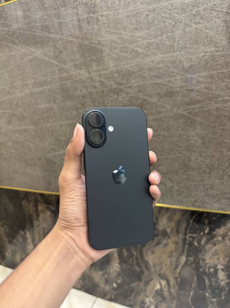 Apple iPhone 16 3