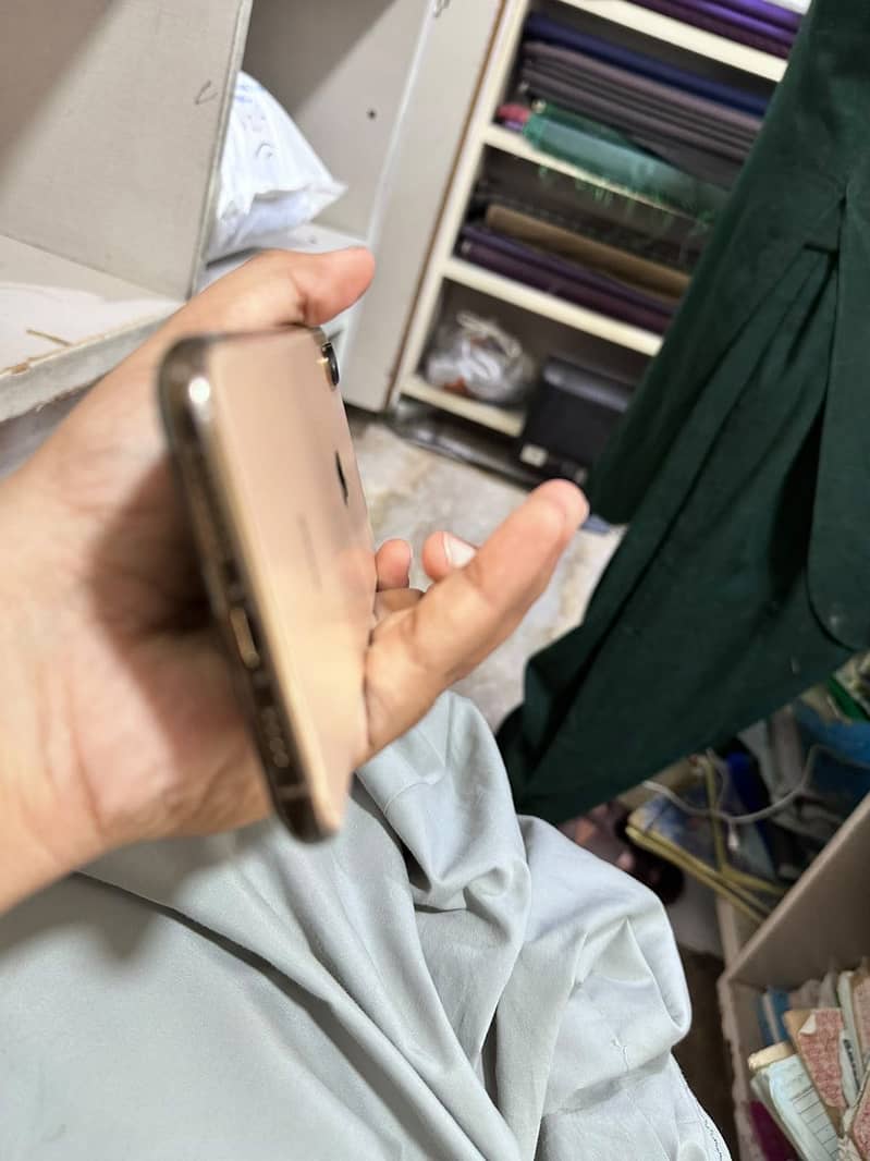 Apple iPhone XS Max 1
