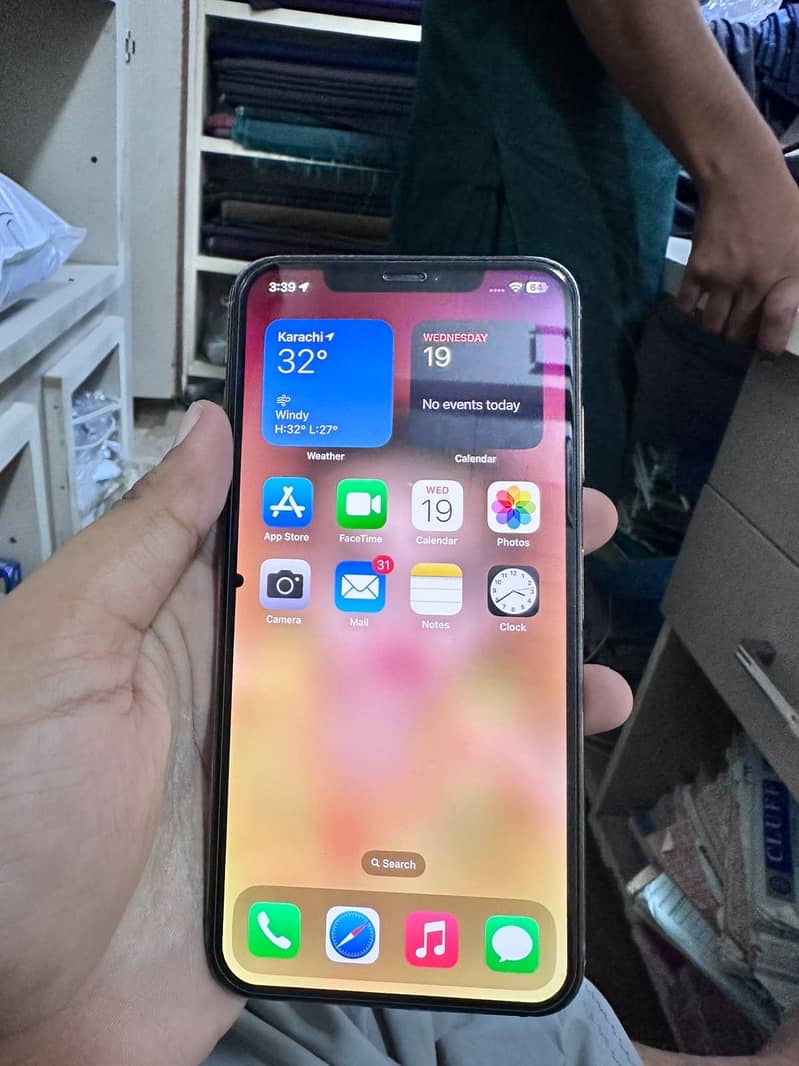 Apple iPhone XS Max 4