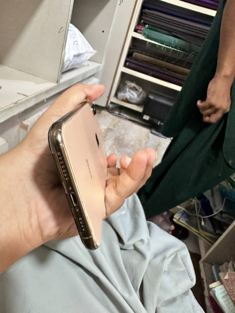 Apple iPhone XS Max 6