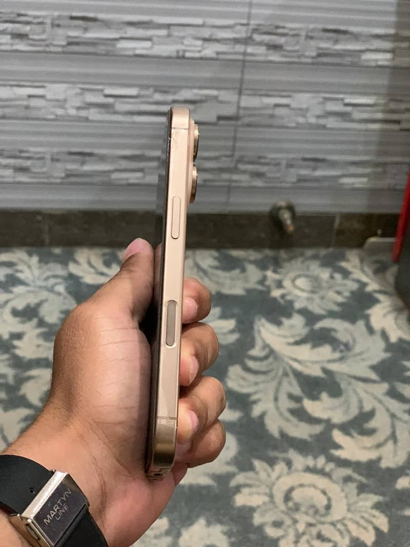 Apple iPhone 16 Pro 2