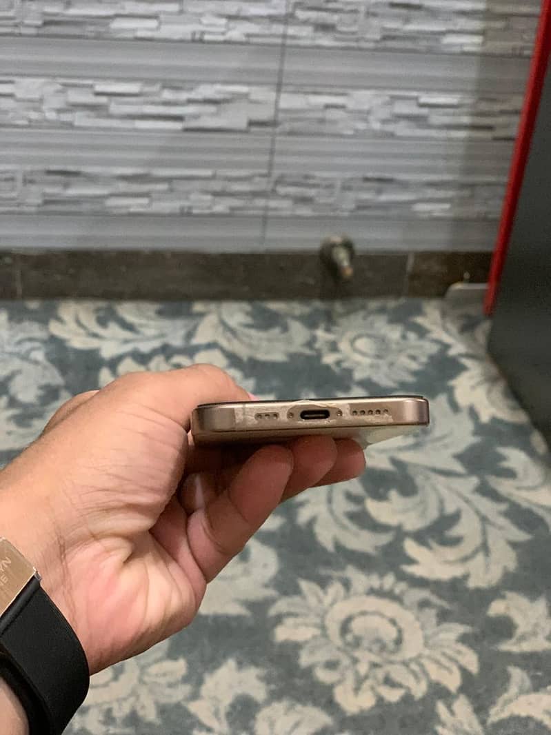 Apple iPhone 16 Pro 4