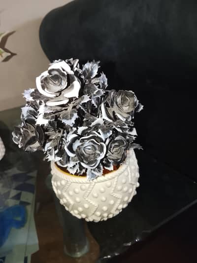 Luxury Black & White Rose Decor Vase | White & Gold Textured Pot
