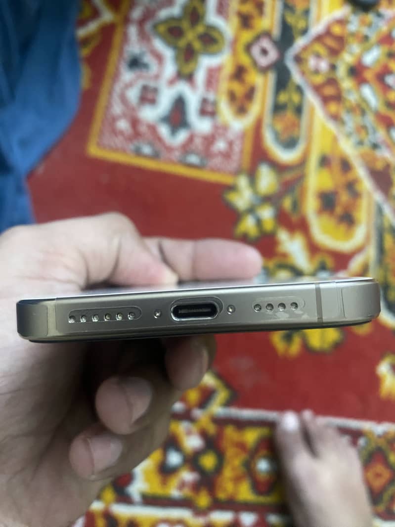 Apple iPhone 16 Pro Max 2