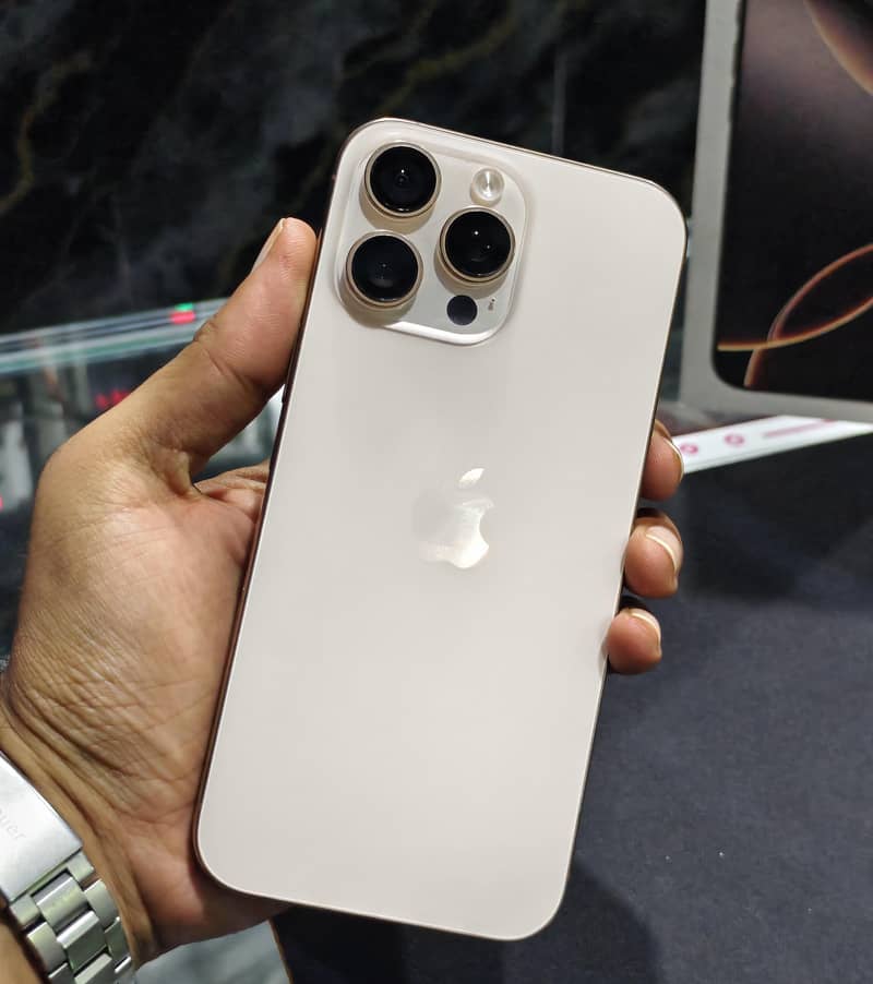 Apple iPhone 16 Pro Max 1