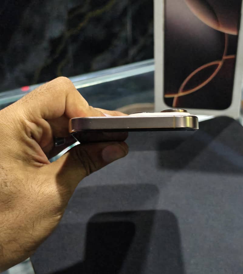 Apple iPhone 16 Pro Max 2