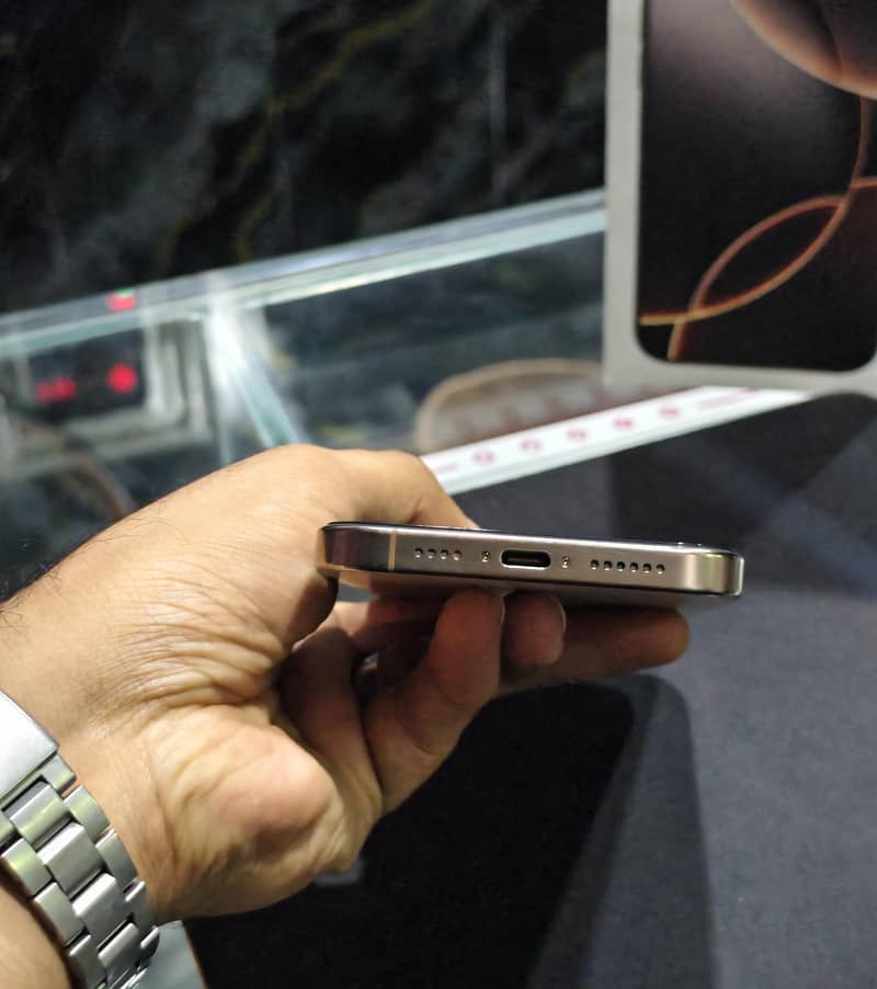 Apple iPhone 16 Pro Max 3