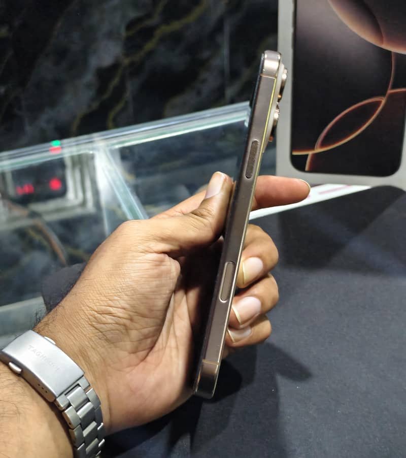 Apple iPhone 16 Pro Max 4