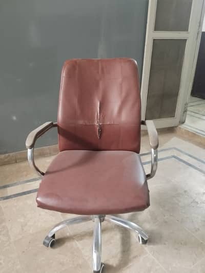 Office Chair - Solid Metal Base & Working Wheels