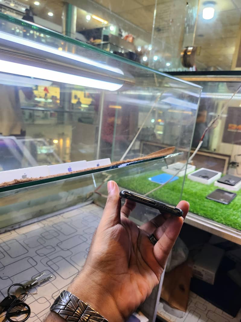 Apple iPhone 11 Pro 4