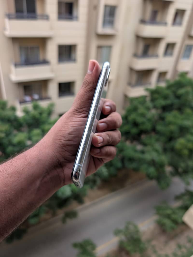 Apple iPhone X 4