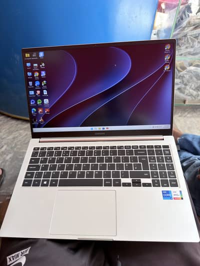 i7 11 Gen intel (R) -i7-1165G7@2.80GHz 8 gb Ram 512gb Nvme