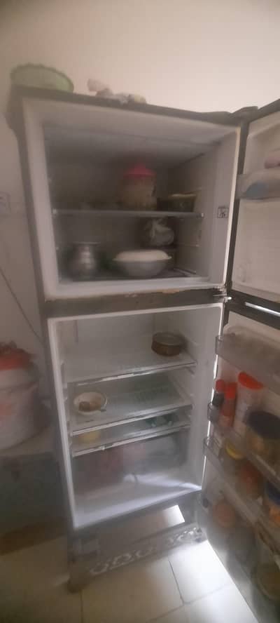 dawlance refrigerator  in good condition  100% working