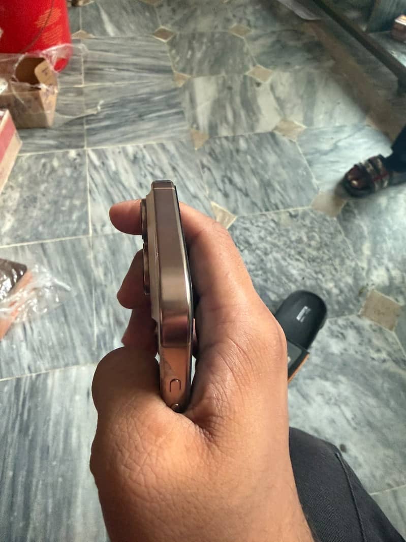 Apple iPhone 16 Pro 8