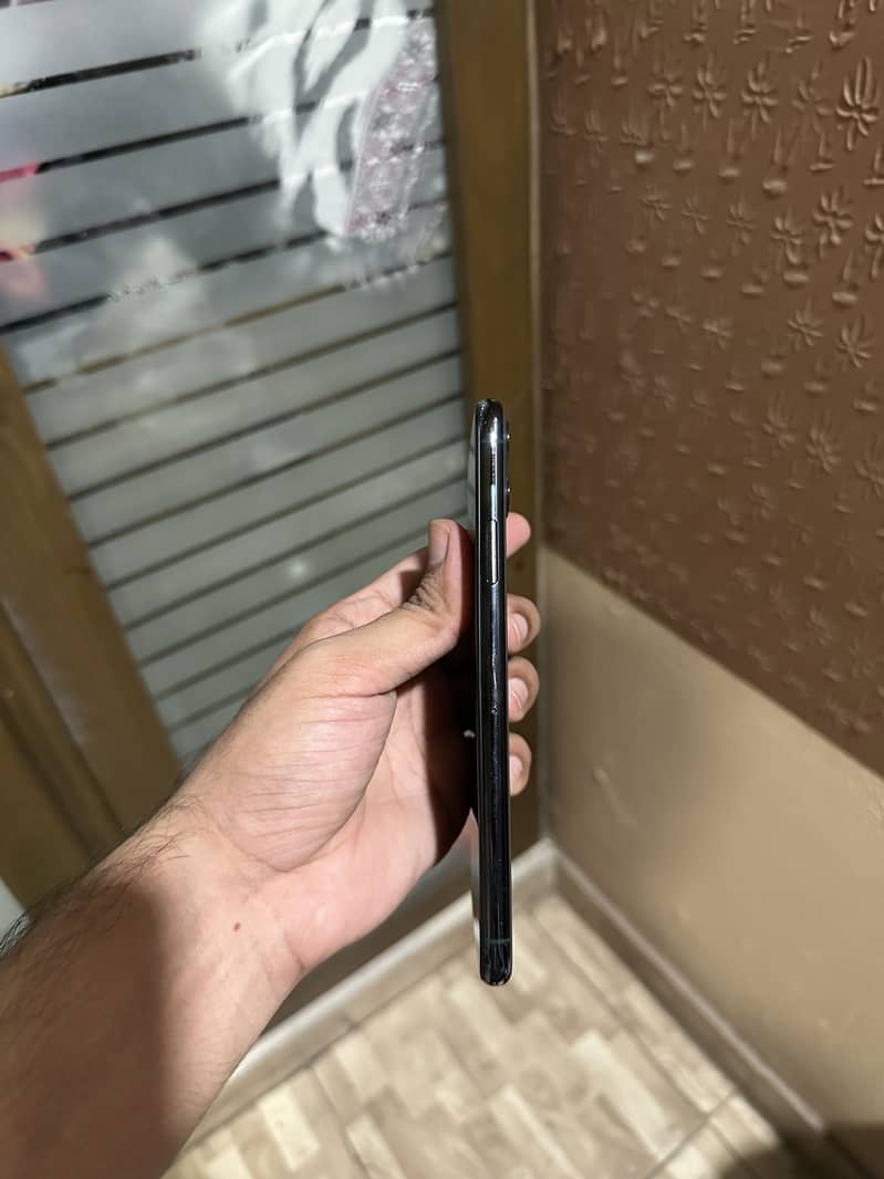 Apple iPhone 11 Pro Max 4