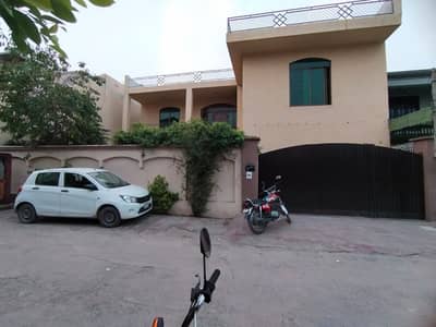 *Officer Colony no 2 Near Susan Road* Faisalabad 20 Marla 6 Sarsai Double Story House For Sale officer colony number one Faisalabad