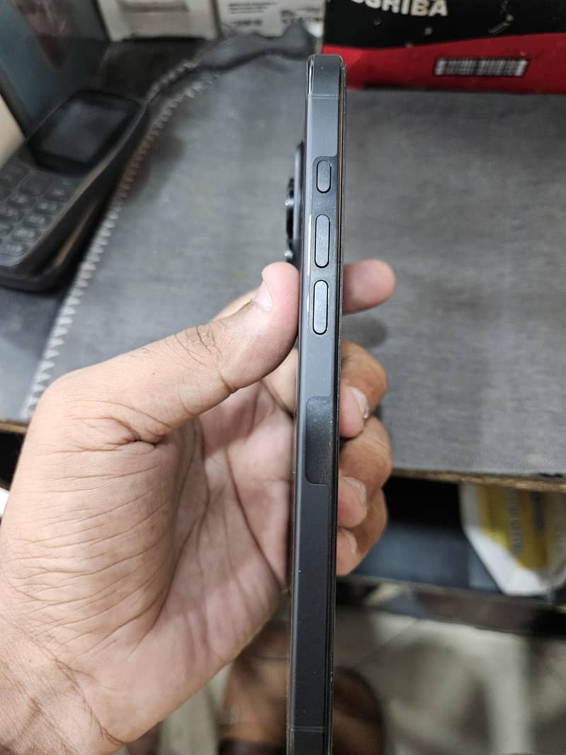 Apple iPhone 16 Pro Max 4