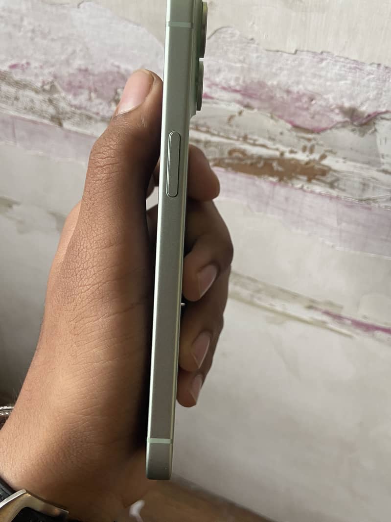 Apple iPhone 15 4