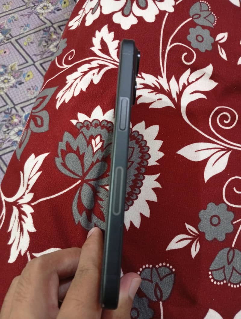 Apple iPhone 15 4
