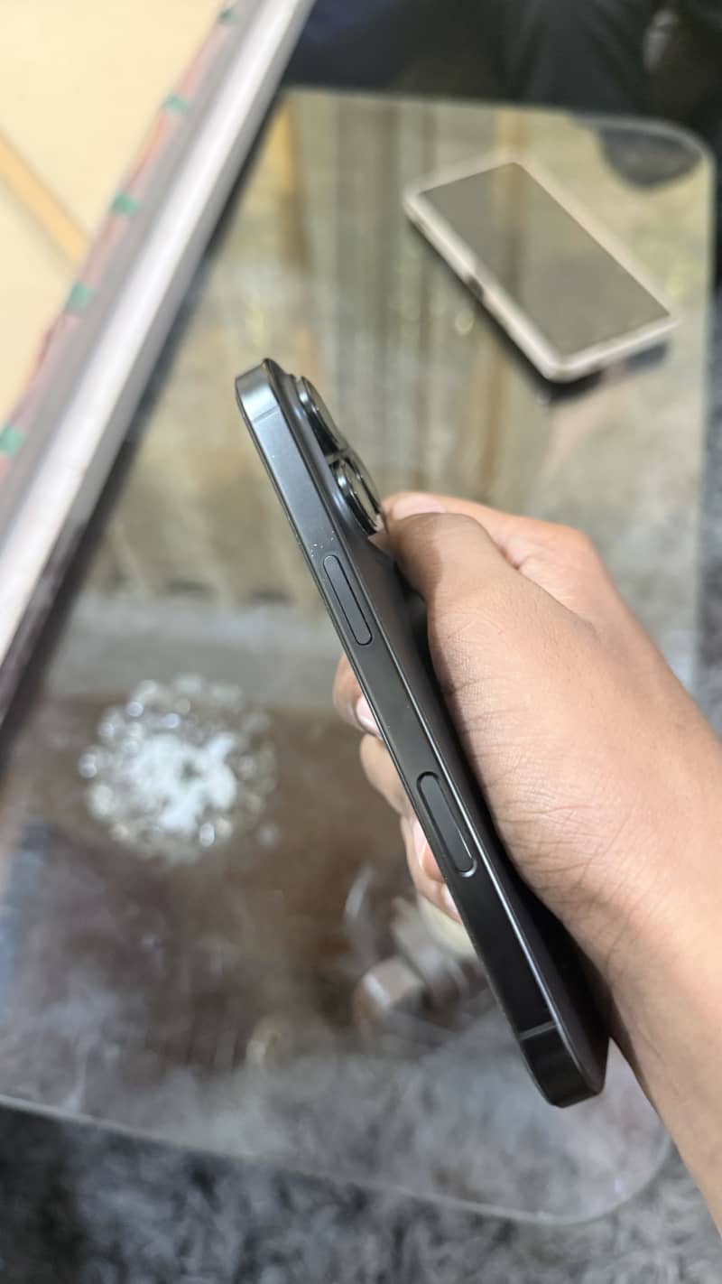 Apple iPhone 16 Pro 2