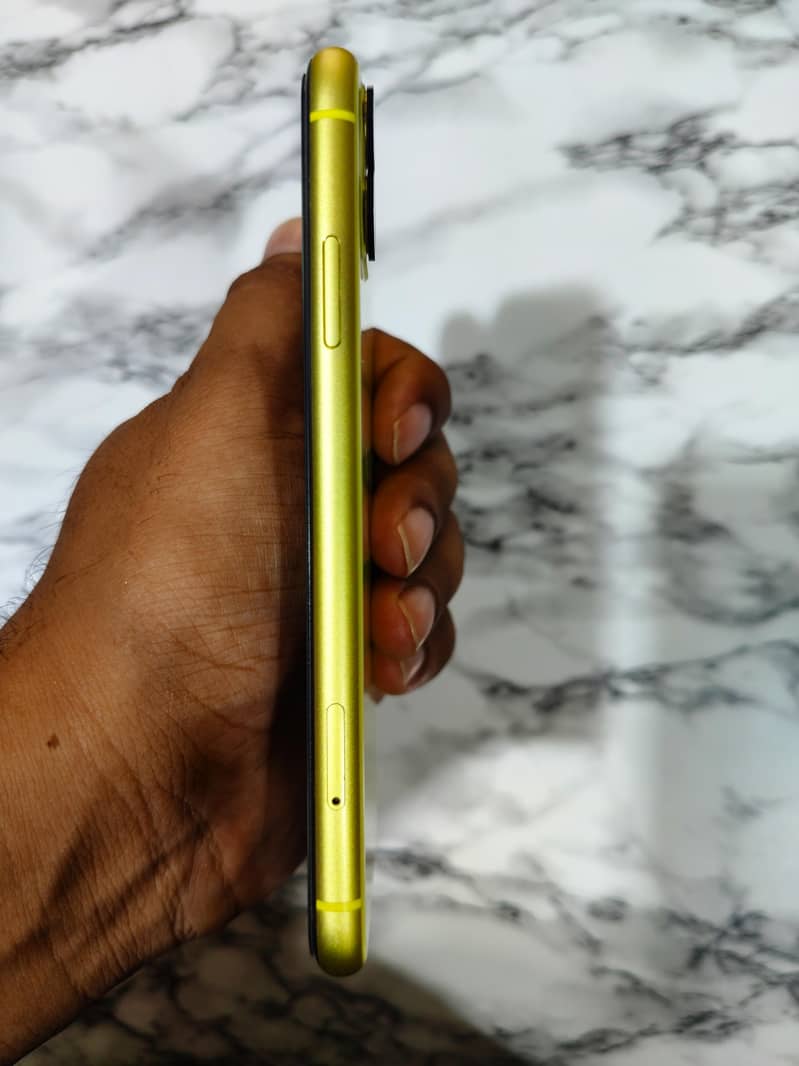 Apple iPhone 11 4