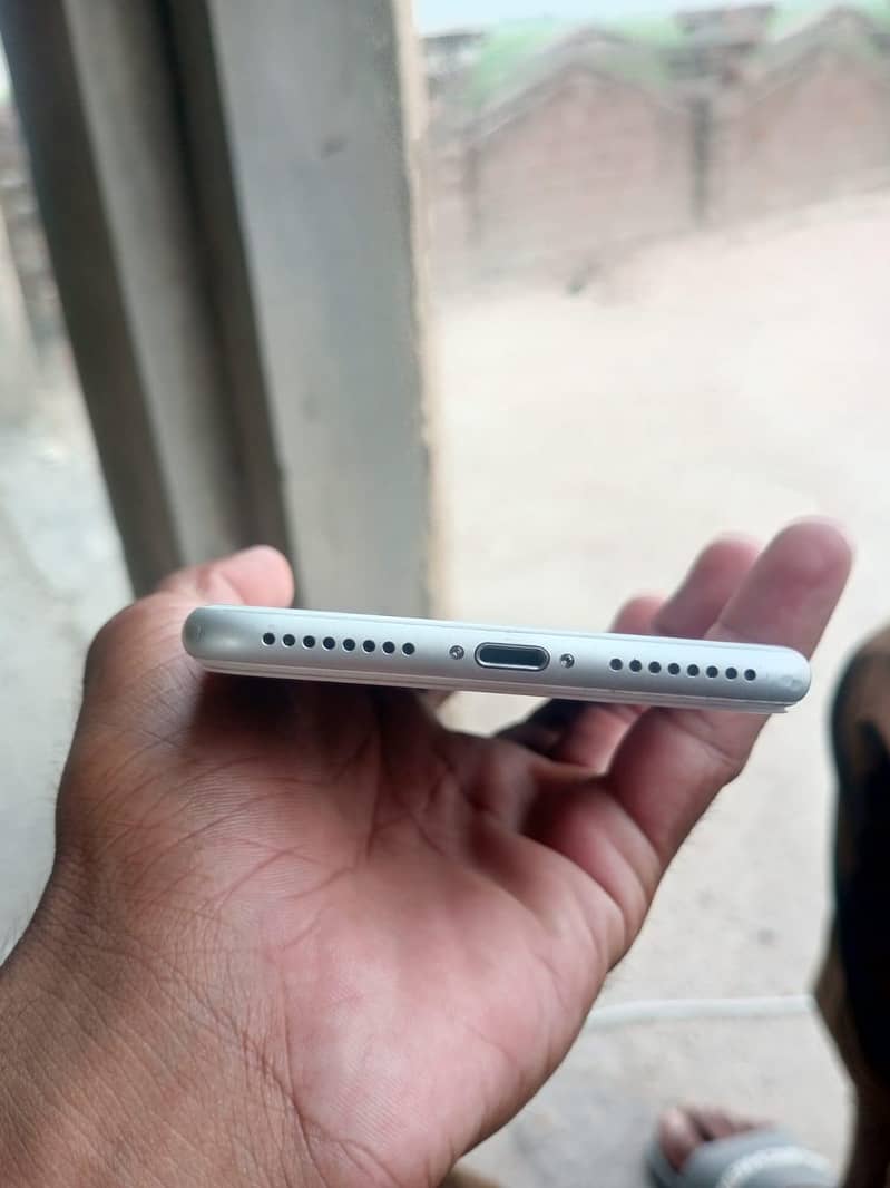 Apple iPhone 8 Plus 3