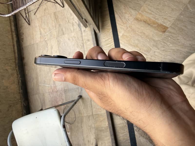 Apple iPhone 16 4
