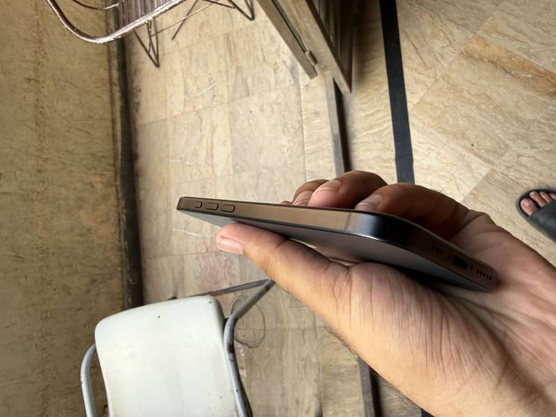 Apple iPhone 16 5