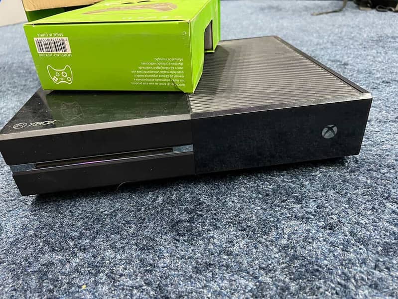 Xbox one with controller 1
