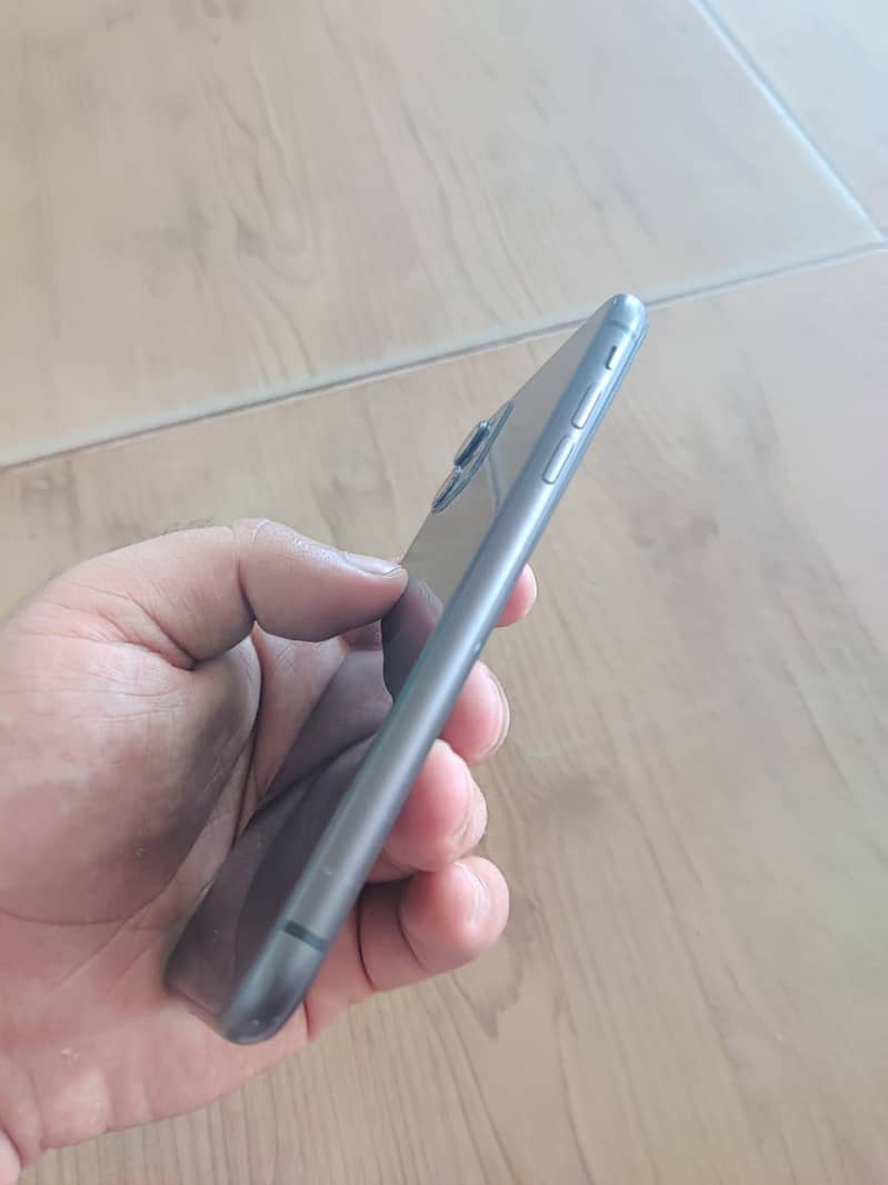 Apple iPhone 11 4