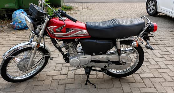 Honda 125 Red color