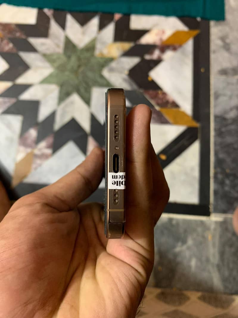 Apple iPhone 16 Pro 1