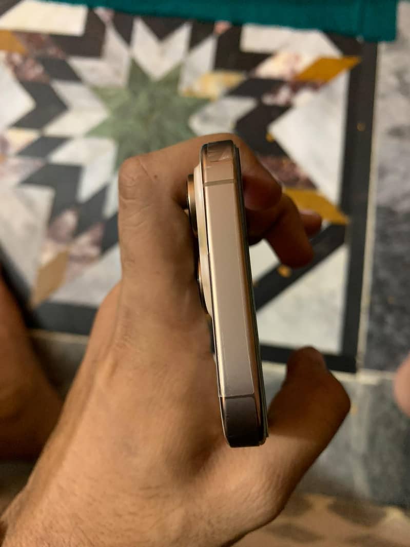 Apple iPhone 16 Pro 3