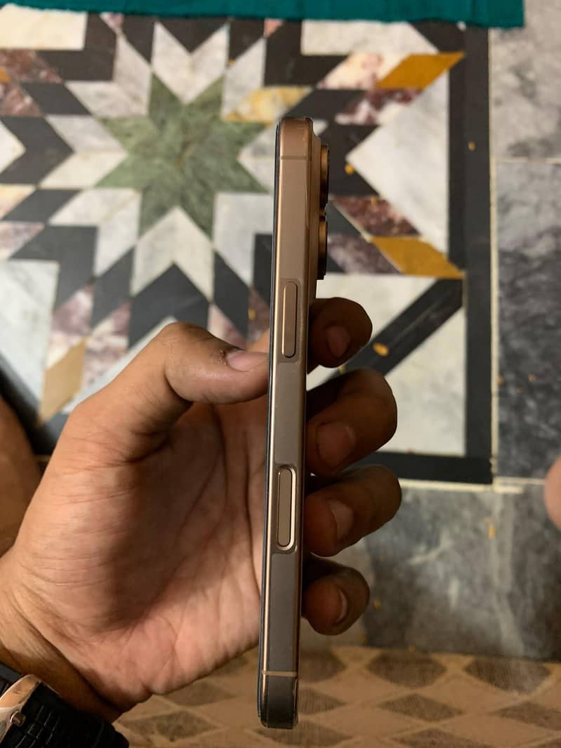 Apple iPhone 16 Pro 4