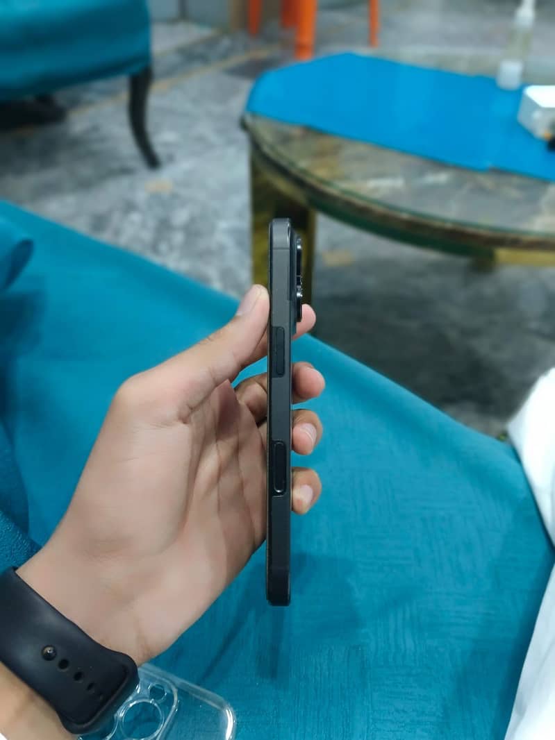 Apple iPhone 16 Pro 2