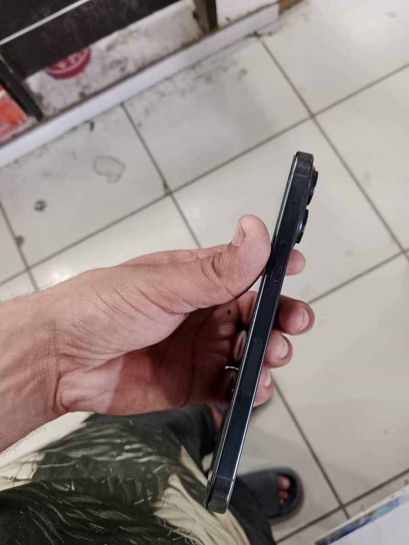 Apple iPhone 15 Pro Max 4