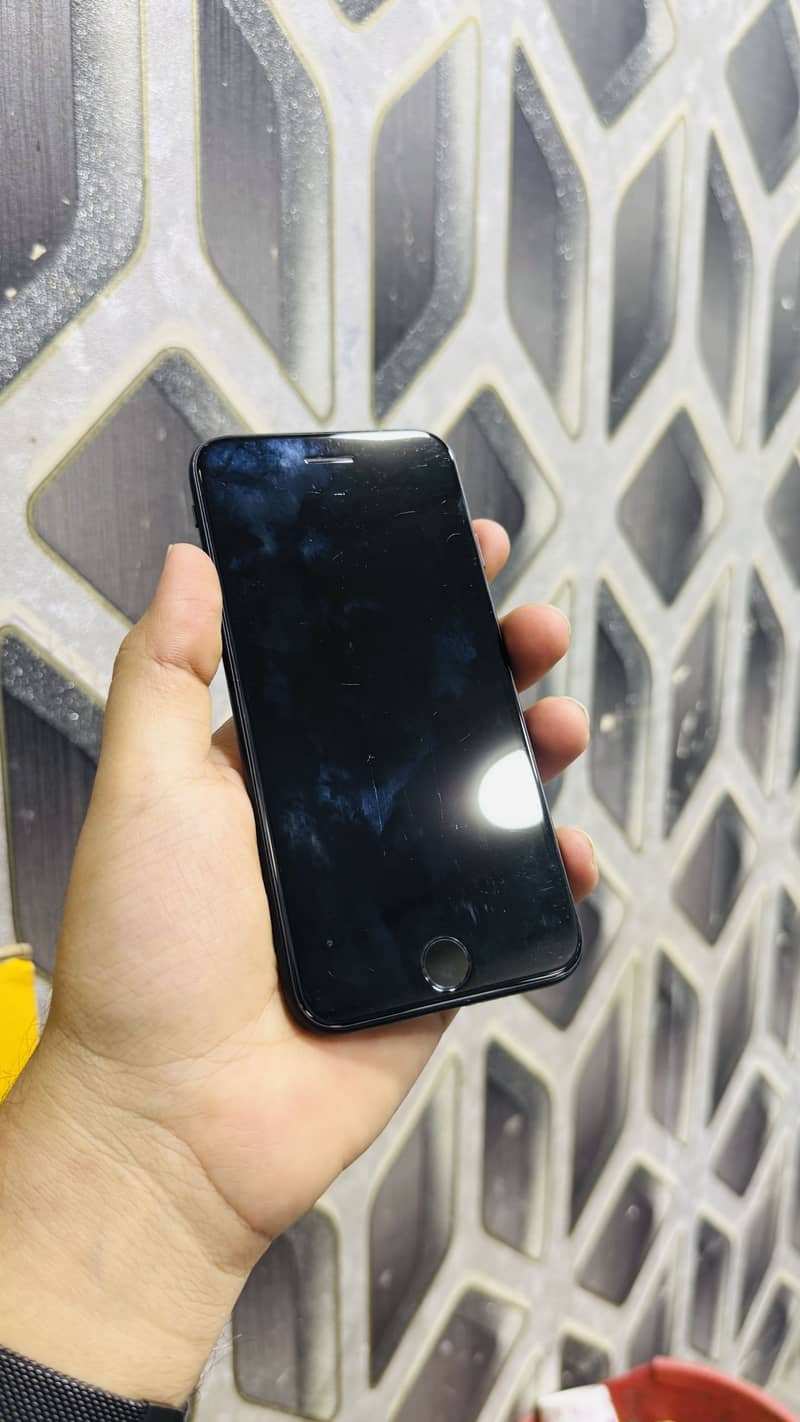 Apple iPhone 7 0