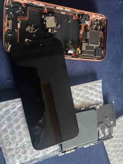 iPhone 17 Pro Max parts panel