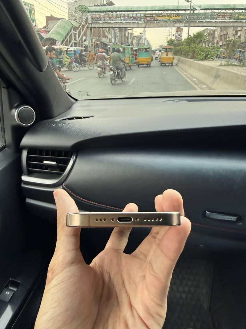 Apple iPhone 16 Pro 2
